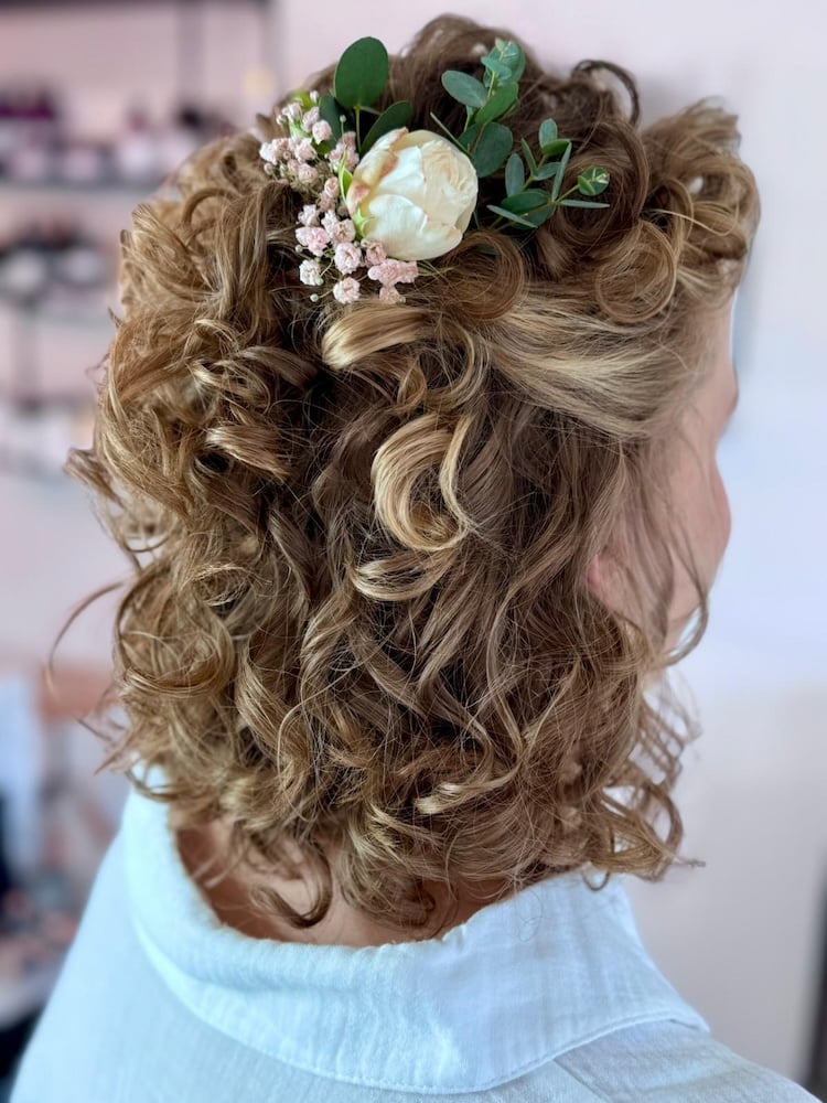Festtagsfrisuren für Hochzeiten und andere Events
